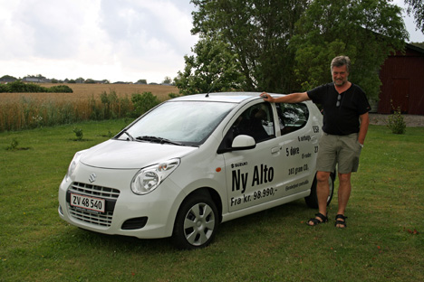 Ved Karsten Nonbos højre ben kan man skimte, at den lille Suzuki Alto kan køre over 22 kilometer på literen. Det tal vil den kendte trafikpolitiker dog forsøge at forbedre under Eco Rally 2009.